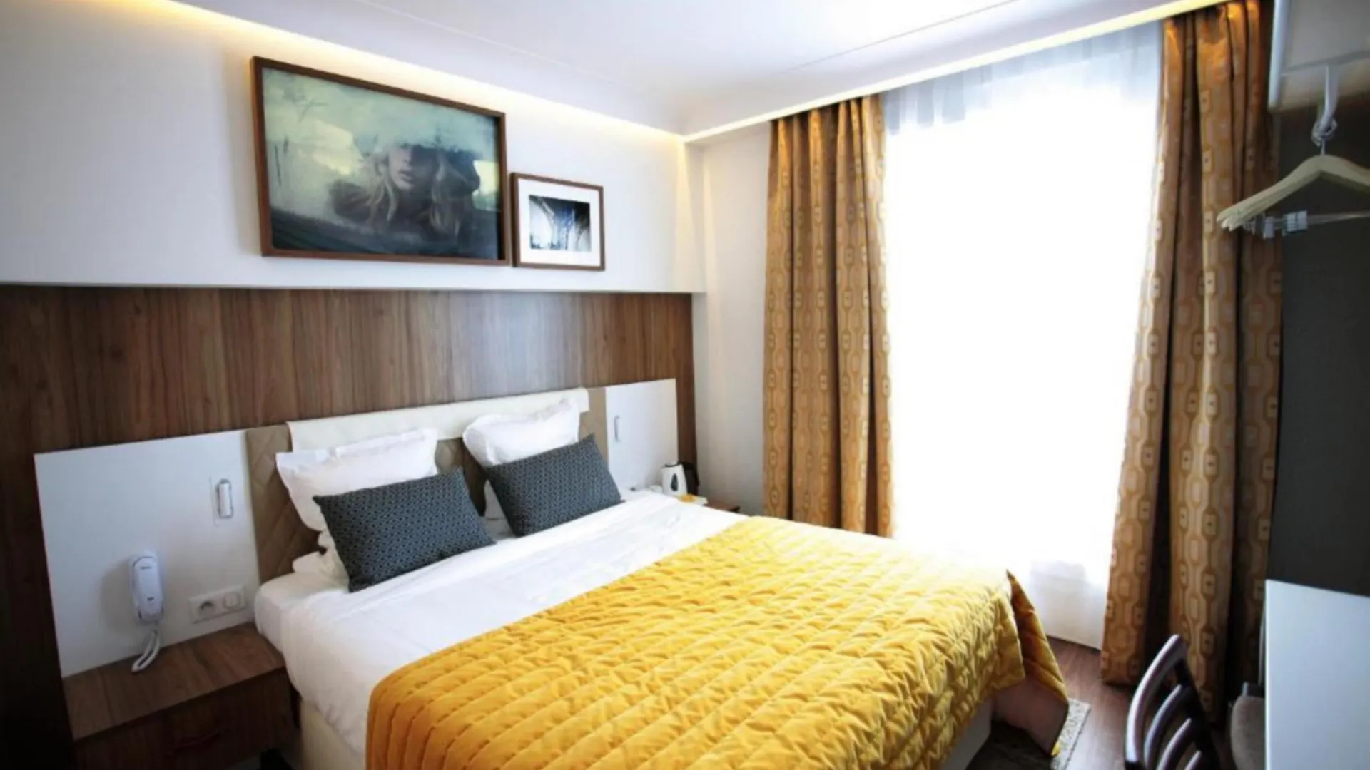 ***  Hotel Eiffel Turenne Париж Франция