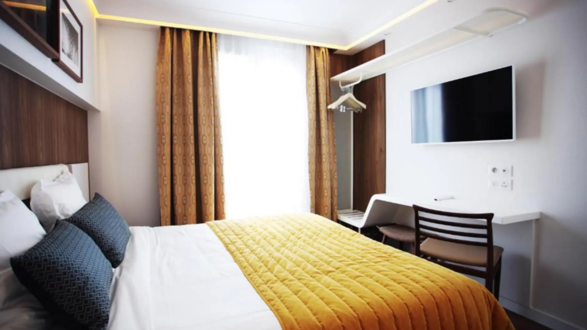 Hotel Eiffel Turenne Париж