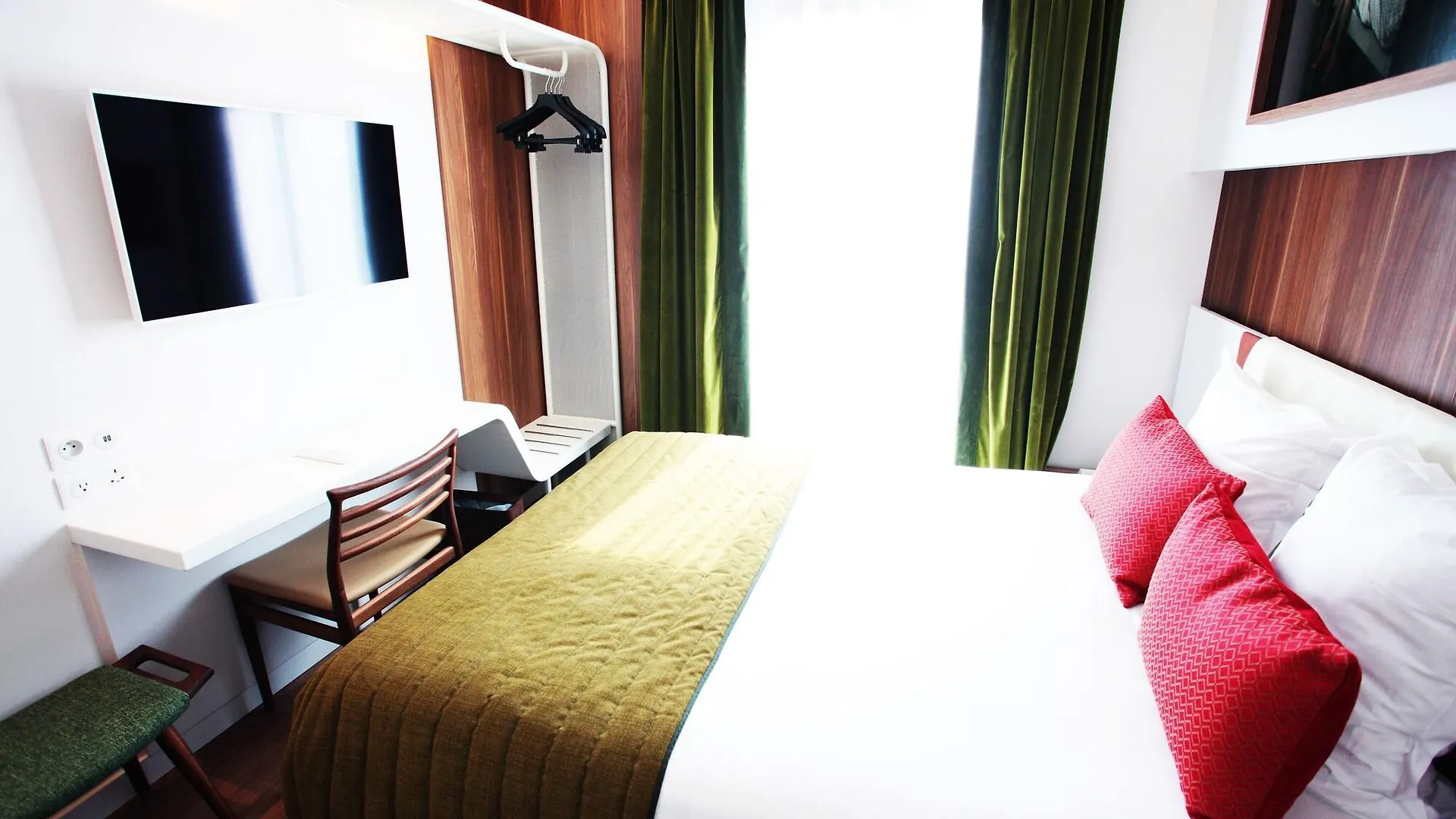 ***  Hotel Eiffel Turenne Париж Франция